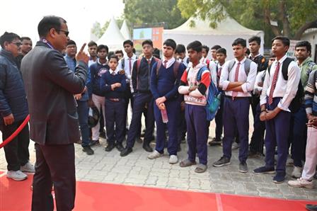 काशी तमिल संगमम् 4.0 के तहत 12 दिसंबर 2025 को उत्तर प्रदेश के वाराणसी स्थित नमो घाट पर छात्रों ने विभिन्न स्टॉलों का भ्रमण किया। यहां उन्होंने रचनात्मकता, सीख और सांस्कृतिक खोज से जुड़े कई गतिविधियों में सहभागिता की।