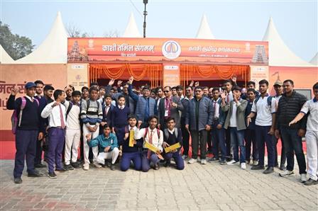 काशी तमिल संगमम् 4.0 के तहत 12 दिसंबर 2025 को उत्तर प्रदेश के वाराणसी स्थित नमो घाट पर छात्रों ने विभिन्न स्टॉलों का भ्रमण किया। यहां उन्होंने रचनात्मकता, सीख और सांस्कृतिक खोज से जुड़े कई गतिविधियों में सहभागिता की।