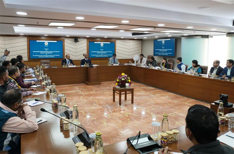 रक्षा मंत्रालय के रक्षा उत्पादन विभाग के सचिव श्री संजीव कुमार ने 12 दिसंबर 2025 को नई दिल्ली में भारत के नियंत्रक एवं महालेखा परीक्षक (सीएजी) द्वारा आयोजित “रक्षा क्षेत्र में आत्मनिर्भर भारत और विभिन्न सरकारी पहल” विषयक सत्र में शिरकत की।