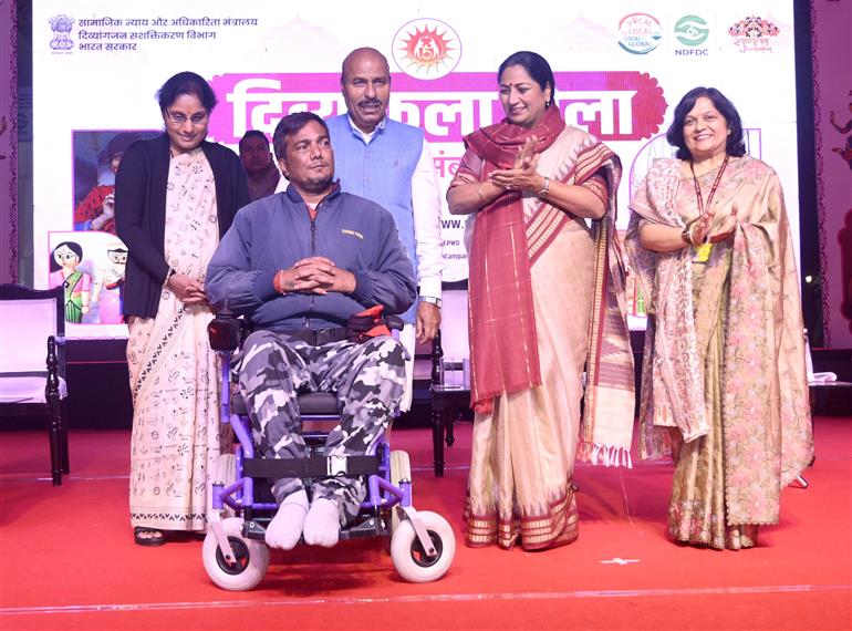 केंद्रीय सामाजिक न्याय एवं अधिकारिता मंत्री डॉ. वीरेंद्र कुमार ने 13 दिसंबर 2025 को नई दिल्ली में दिव्यांगजन सशक्तिकरण विभाग द्वारा आयोजित “दिव्य कला मेला” के उद्घाटन समारोह में शिरकत की।