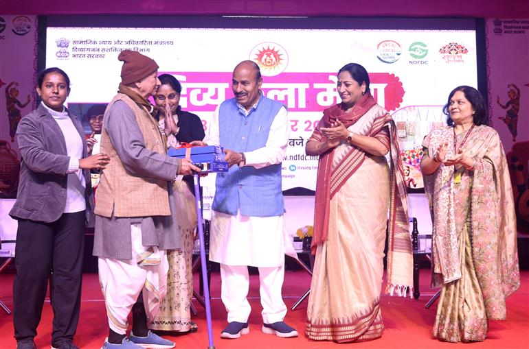 केंद्रीय सामाजिक न्याय एवं अधिकारिता मंत्री डॉ. वीरेंद्र कुमार ने 13 दिसंबर 2025 को नई दिल्ली में दिव्यांगजन सशक्तिकरण विभाग द्वारा आयोजित “दिव्य कला मेला” के उद्घाटन समारोह में शिरकत की।