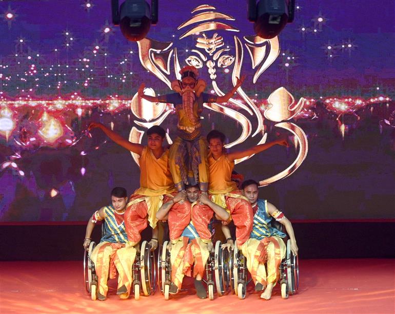 केंद्रीय सामाजिक न्याय एवं अधिकारिता मंत्री डॉ. वीरेंद्र कुमार ने 13 दिसंबर 2025 को नई दिल्ली में दिव्यांगजन सशक्तिकरण विभाग द्वारा आयोजित “दिव्य कला मेला” के उद्घाटन समारोह में शिरकत की।