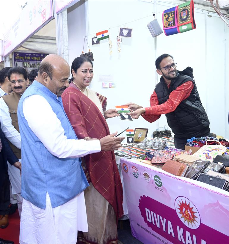 केंद्रीय सामाजिक न्याय एवं अधिकारिता मंत्री डॉ. वीरेंद्र कुमार ने 13 दिसंबर 2025 को नई दिल्ली में दिव्यांगजन सशक्तिकरण विभाग द्वारा आयोजित “दिव्य कला मेला” के उद्घाटन समारोह में शिरकत की।