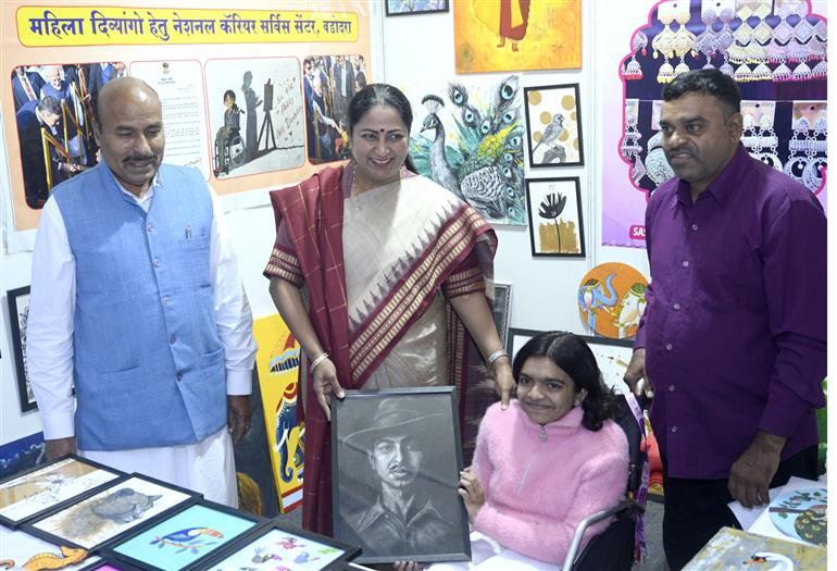 केंद्रीय सामाजिक न्याय एवं अधिकारिता मंत्री डॉ. वीरेंद्र कुमार ने 13 दिसंबर 2025 को नई दिल्ली में दिव्यांगजन सशक्तिकरण विभाग द्वारा आयोजित “दिव्य कला मेला” के उद्घाटन समारोह में शिरकत की।