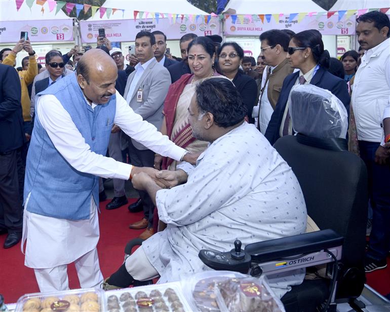 केंद्रीय सामाजिक न्याय एवं अधिकारिता मंत्री डॉ. वीरेंद्र कुमार ने 13 दिसंबर 2025 को नई दिल्ली में दिव्यांगजन सशक्तिकरण विभाग द्वारा आयोजित “दिव्य कला मेला” के उद्घाटन समारोह में शिरकत की।