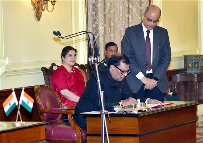 The President, Smt. Droupadi Murmu administered the oath of office to Shri Raj Kumar Goyal, Chief Information Commissioner at Rashtrapati Bhavan, in New Delhi on December 15, 2025.