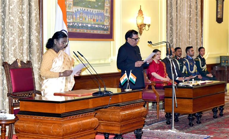 The President, Smt. Droupadi Murmu administered the oath of office to Shri Raj Kumar Goyal, Chief Information Commissioner at Rashtrapati Bhavan, in New Delhi on December 15, 2025.