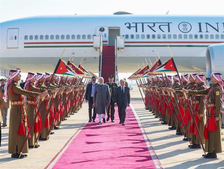 प्रधानमंत्री श्री नरेन्द्र मोदी का 15 दिसंबर 2025 को जॉर्डन के अम्मान पहुंचने पर रस्मी स्वागत दिया गया।:Prime Minister's Office प्रधानमंत्री श्री नरेन्द्र मोदी का 15 दिसंबर 2025 को जॉर्डन के अम्मान पहुंचने पर रस्मी स्वागत दिया गया।:Prime Minister
