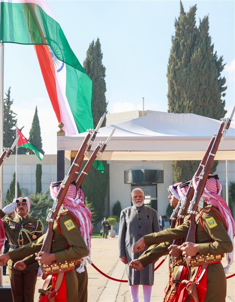 प्रधानमंत्री श्री नरेन्द्र मोदी का 15 दिसंबर 2025 को जॉर्डन के अम्मान पहुंचने पर रस्मी स्वागत दिया गया।:Prime Minister's Office प्रधानमंत्री श्री नरेन्द्र मोदी का 15 दिसंबर 2025 को जॉर्डन के अम्मान पहुंचने पर रस्मी स्वागत दिया गया।:Prime Minister