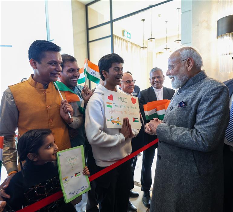 प्रधानमंत्री श्री नरेन्द्र मोदी का 15 दिसंबर 2025 को जॉर्डन के अम्मान स्थित एक होटल में भारतीय समुदाय द्वारा गर्मजोशी से स्वागत किया गया।:Prime Minister's Office प्रधानमंत्री श्री नरेन्द्र मोदी का 15 दिसंबर 2025 को जॉर्डन के अम्मान स्थित एक होटल में भारतीय समुदाय द्वारा गर्मजोशी से स्वागत किया गया।:Prime Minister