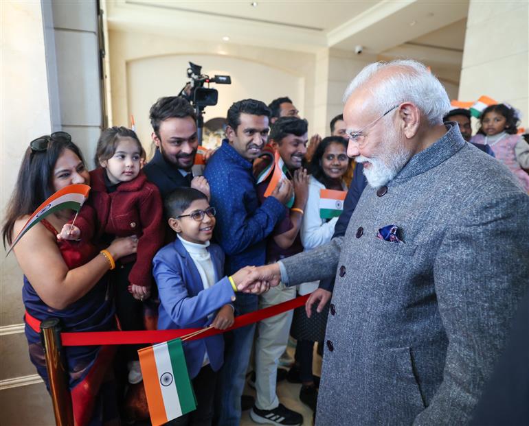 प्रधानमंत्री श्री नरेन्द्र मोदी का 15 दिसंबर 2025 को जॉर्डन के अम्मान स्थित एक होटल में भारतीय समुदाय द्वारा गर्मजोशी से स्वागत किया गया।:Prime Minister's Office प्रधानमंत्री श्री नरेन्द्र मोदी का 15 दिसंबर 2025 को जॉर्डन के अम्मान स्थित एक होटल में भारतीय समुदाय द्वारा गर्मजोशी से स्वागत किया गया।:Prime Minister