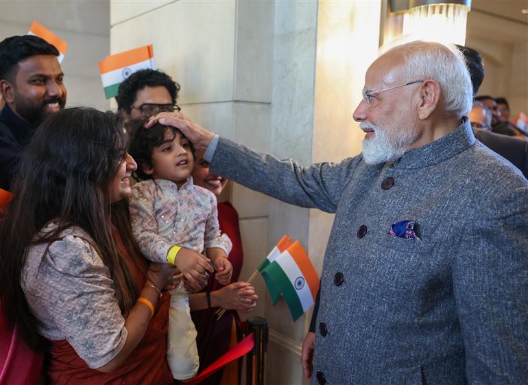 प्रधानमंत्री श्री नरेन्द्र मोदी का 15 दिसंबर 2025 को जॉर्डन के अम्मान स्थित एक होटल में भारतीय समुदाय द्वारा गर्मजोशी से स्वागत किया गया।:Prime Minister's Office प्रधानमंत्री श्री नरेन्द्र मोदी का 15 दिसंबर 2025 को जॉर्डन के अम्मान स्थित एक होटल में भारतीय समुदाय द्वारा गर्मजोशी से स्वागत किया गया।:Prime Minister