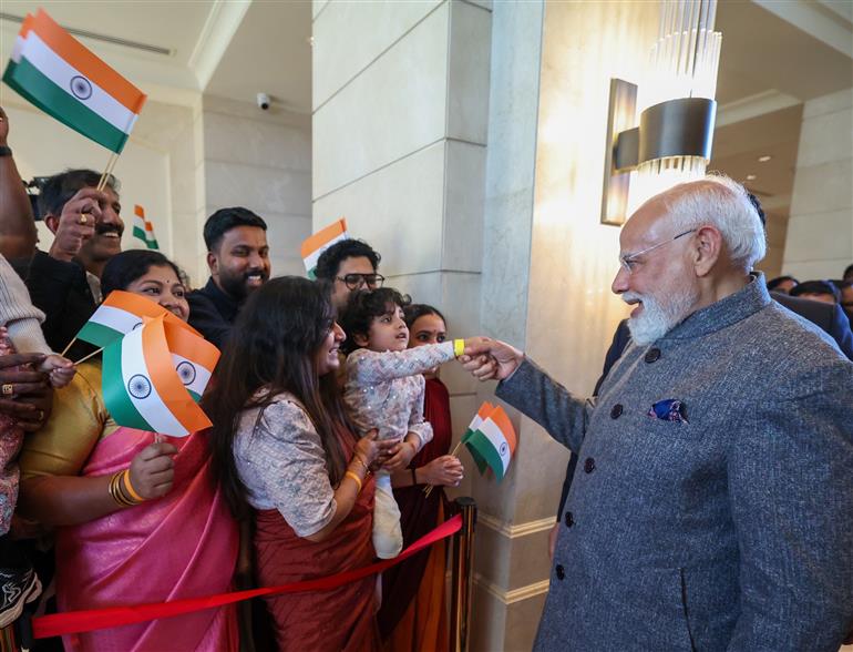 प्रधानमंत्री श्री नरेन्द्र मोदी का 15 दिसंबर 2025 को जॉर्डन के अम्मान स्थित एक होटल में भारतीय समुदाय द्वारा गर्मजोशी से स्वागत किया गया।:Prime Minister's Office प्रधानमंत्री श्री नरेन्द्र मोदी का 15 दिसंबर 2025 को जॉर्डन के अम्मान स्थित एक होटल में भारतीय समुदाय द्वारा गर्मजोशी से स्वागत किया गया।:Prime Minister