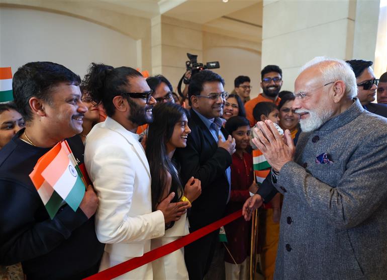 प्रधानमंत्री श्री नरेन्द्र मोदी का 15 दिसंबर 2025 को जॉर्डन के अम्मान स्थित एक होटल में भारतीय समुदाय द्वारा गर्मजोशी से स्वागत किया गया।:Prime Minister's Office प्रधानमंत्री श्री नरेन्द्र मोदी का 15 दिसंबर 2025 को जॉर्डन के अम्मान स्थित एक होटल में भारतीय समुदाय द्वारा गर्मजोशी से स्वागत किया गया।:Prime Minister