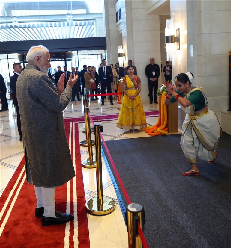 प्रधानमंत्री श्री नरेन्द्र मोदी का 15 दिसंबर 2025 को जॉर्डन के अम्मान स्थित एक होटल में भारतीय समुदाय द्वारा गर्मजोशी से स्वागत किया गया।:Prime Minister's Office प्रधानमंत्री श्री नरेन्द्र मोदी का 15 दिसंबर 2025 को जॉर्डन के अम्मान स्थित एक होटल में भारतीय समुदाय द्वारा गर्मजोशी से स्वागत किया गया।:Prime Minister