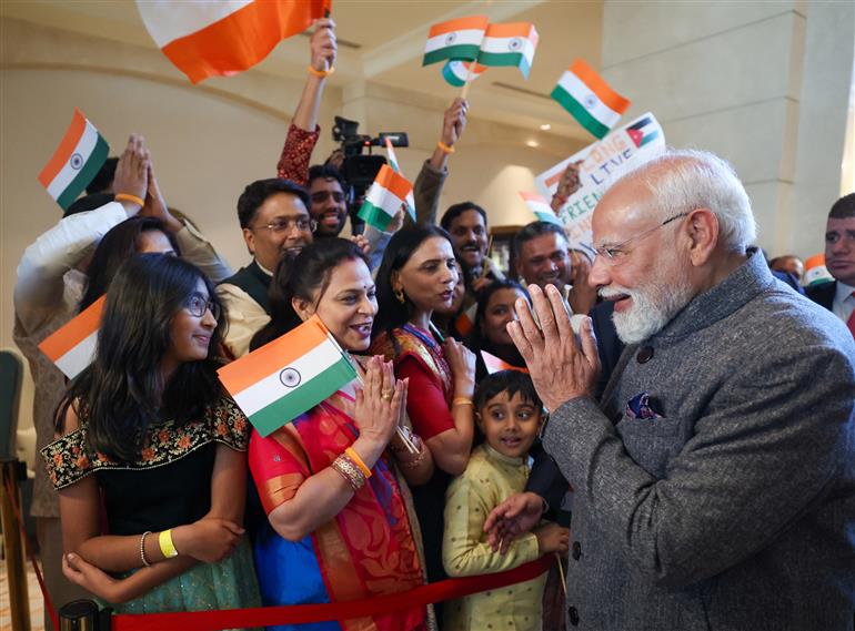 प्रधानमंत्री श्री नरेन्द्र मोदी का 15 दिसंबर 2025 को जॉर्डन के अम्मान स्थित एक होटल में भारतीय समुदाय द्वारा गर्मजोशी से स्वागत किया गया।:Prime Minister's Office प्रधानमंत्री श्री नरेन्द्र मोदी का 15 दिसंबर 2025 को जॉर्डन के अम्मान स्थित एक होटल में भारतीय समुदाय द्वारा गर्मजोशी से स्वागत किया गया।:Prime Minister