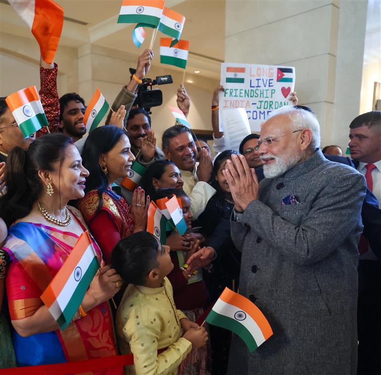 प्रधानमंत्री श्री नरेन्द्र मोदी का 15 दिसंबर 2025 को जॉर्डन के अम्मान स्थित एक होटल में भारतीय समुदाय द्वारा गर्मजोशी से स्वागत किया गया।:Prime Minister's Office प्रधानमंत्री श्री नरेन्द्र मोदी का 15 दिसंबर 2025 को जॉर्डन के अम्मान स्थित एक होटल में भारतीय समुदाय द्वारा गर्मजोशी से स्वागत किया गया।:Prime Minister