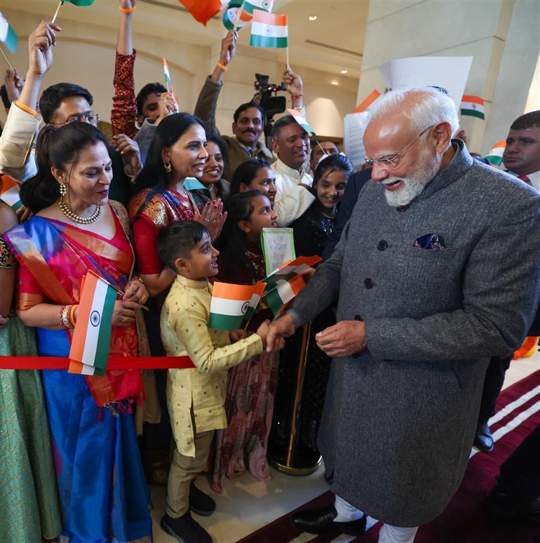 प्रधानमंत्री श्री नरेन्द्र मोदी का 15 दिसंबर 2025 को जॉर्डन के अम्मान स्थित एक होटल में भारतीय समुदाय द्वारा गर्मजोशी से स्वागत किया गया।:Prime Minister's Office प्रधानमंत्री श्री नरेन्द्र मोदी का 15 दिसंबर 2025 को जॉर्डन के अम्मान स्थित एक होटल में भारतीय समुदाय द्वारा गर्मजोशी से स्वागत किया गया।:Prime Minister