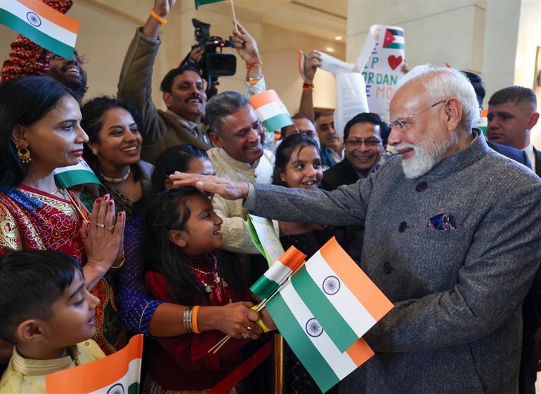 प्रधानमंत्री श्री नरेन्द्र मोदी का 15 दिसंबर 2025 को जॉर्डन के अम्मान स्थित एक होटल में भारतीय समुदाय द्वारा गर्मजोशी से स्वागत किया गया।:Prime Minister's Office प्रधानमंत्री श्री नरेन्द्र मोदी का 15 दिसंबर 2025 को जॉर्डन के अम्मान स्थित एक होटल में भारतीय समुदाय द्वारा गर्मजोशी से स्वागत किया गया।:Prime Minister