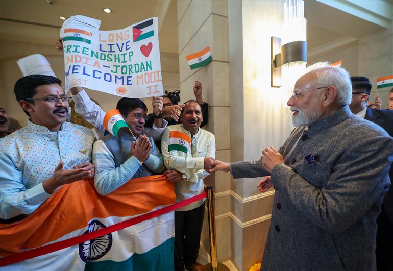 प्रधानमंत्री श्री नरेन्द्र मोदी का 15 दिसंबर 2025 को जॉर्डन के अम्मान स्थित एक होटल में भारतीय समुदाय द्वारा गर्मजोशी से स्वागत किया गया।:Prime Minister's Office प्रधानमंत्री श्री नरेन्द्र मोदी का 15 दिसंबर 2025 को जॉर्डन के अम्मान स्थित एक होटल में भारतीय समुदाय द्वारा गर्मजोशी से स्वागत किया गया।:Prime Minister
