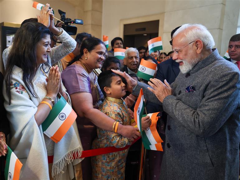 प्रधानमंत्री श्री नरेन्द्र मोदी का 15 दिसंबर 2025 को जॉर्डन के अम्मान स्थित एक होटल में भारतीय समुदाय द्वारा गर्मजोशी से स्वागत किया गया।:Prime Minister's Office प्रधानमंत्री श्री नरेन्द्र मोदी का 15 दिसंबर 2025 को जॉर्डन के अम्मान स्थित एक होटल में भारतीय समुदाय द्वारा गर्मजोशी से स्वागत किया गया।:Prime Minister