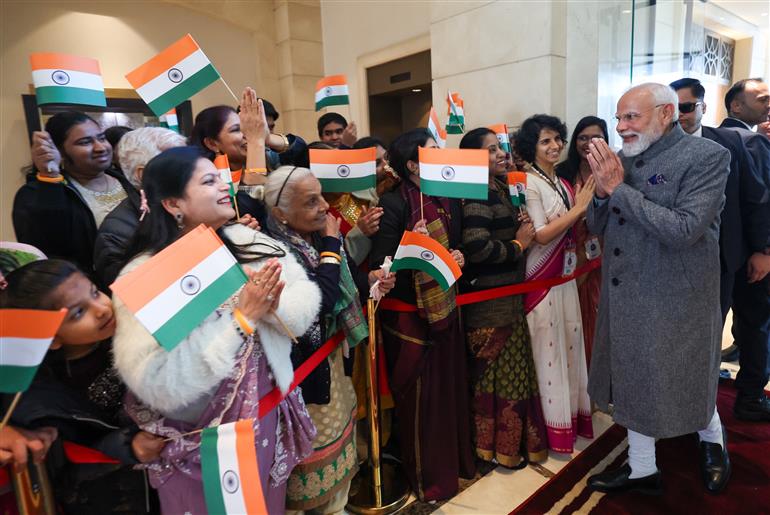 प्रधानमंत्री श्री नरेन्द्र मोदी का 15 दिसंबर 2025 को जॉर्डन के अम्मान स्थित एक होटल में भारतीय समुदाय द्वारा गर्मजोशी से स्वागत किया गया।:Prime Minister's Office प्रधानमंत्री श्री नरेन्द्र मोदी का 15 दिसंबर 2025 को जॉर्डन के अम्मान स्थित एक होटल में भारतीय समुदाय द्वारा गर्मजोशी से स्वागत किया गया।:Prime Minister