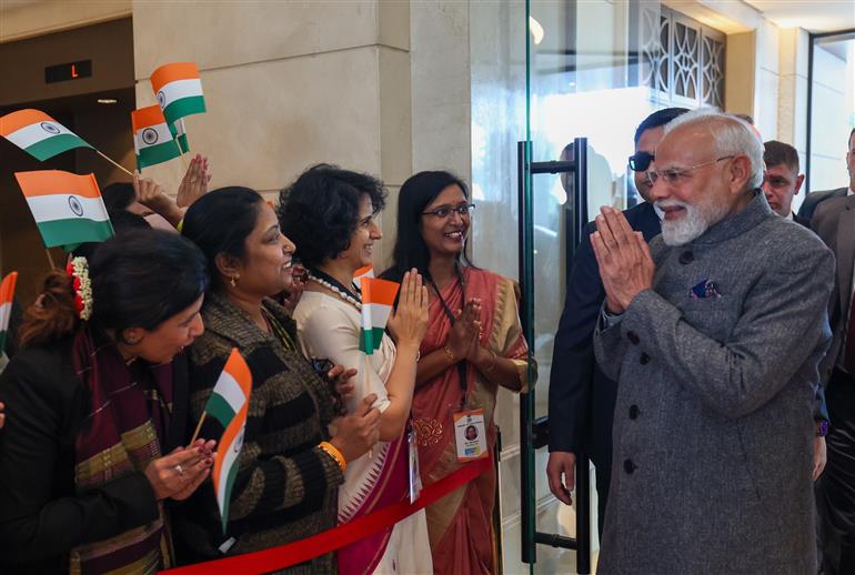 प्रधानमंत्री श्री नरेन्द्र मोदी का 15 दिसंबर 2025 को जॉर्डन के अम्मान स्थित एक होटल में भारतीय समुदाय द्वारा गर्मजोशी से स्वागत किया गया।:Prime Minister's Office प्रधानमंत्री श्री नरेन्द्र मोदी का 15 दिसंबर 2025 को जॉर्डन के अम्मान स्थित एक होटल में भारतीय समुदाय द्वारा गर्मजोशी से स्वागत किया गया।:Prime Minister