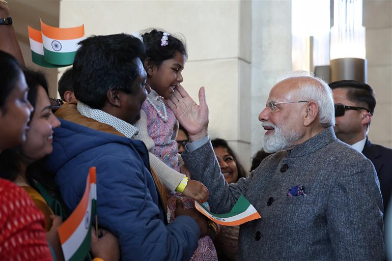 प्रधानमंत्री श्री नरेन्द्र मोदी का 15 दिसंबर 2025 को जॉर्डन के अम्मान स्थित एक होटल में भारतीय समुदाय द्वारा गर्मजोशी से स्वागत किया गया।:Prime Minister's Office प्रधानमंत्री श्री नरेन्द्र मोदी का 15 दिसंबर 2025 को जॉर्डन के अम्मान स्थित एक होटल में भारतीय समुदाय द्वारा गर्मजोशी से स्वागत किया गया।:Prime Minister