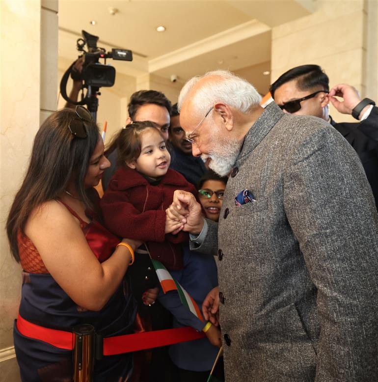 प्रधानमंत्री श्री नरेन्द्र मोदी का 15 दिसंबर 2025 को जॉर्डन के अम्मान स्थित एक होटल में भारतीय समुदाय द्वारा गर्मजोशी से स्वागत किया गया।:Prime Minister's Office प्रधानमंत्री श्री नरेन्द्र मोदी का 15 दिसंबर 2025 को जॉर्डन के अम्मान स्थित एक होटल में भारतीय समुदाय द्वारा गर्मजोशी से स्वागत किया गया।:Prime Minister