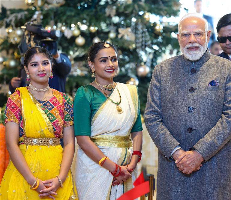 प्रधानमंत्री श्री नरेन्द्र मोदी का 15 दिसंबर 2025 को जॉर्डन के अम्मान स्थित एक होटल में भारतीय समुदाय द्वारा गर्मजोशी से स्वागत किया गया।:Prime Minister's Office प्रधानमंत्री श्री नरेन्द्र मोदी का 15 दिसंबर 2025 को जॉर्डन के अम्मान स्थित एक होटल में भारतीय समुदाय द्वारा गर्मजोशी से स्वागत किया गया।:Prime Minister