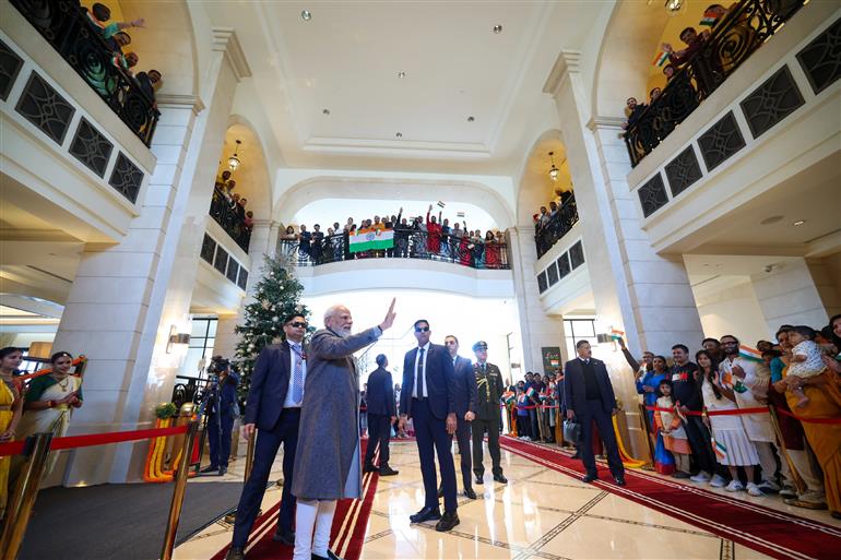 प्रधानमंत्री श्री नरेन्द्र मोदी का 15 दिसंबर 2025 को जॉर्डन के अम्मान स्थित एक होटल में भारतीय समुदाय द्वारा गर्मजोशी से स्वागत किया गया।:Prime Minister's Office प्रधानमंत्री श्री नरेन्द्र मोदी का 15 दिसंबर 2025 को जॉर्डन के अम्मान स्थित एक होटल में भारतीय समुदाय द्वारा गर्मजोशी से स्वागत किया गया।:Prime Minister