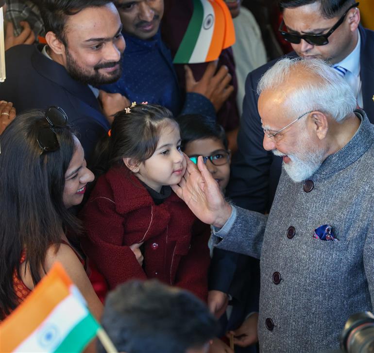 प्रधानमंत्री श्री नरेन्द्र मोदी का 15 दिसंबर 2025 को जॉर्डन के अम्मान स्थित एक होटल में भारतीय समुदाय द्वारा गर्मजोशी से स्वागत किया गया।:Prime Minister's Office प्रधानमंत्री श्री नरेन्द्र मोदी का 15 दिसंबर 2025 को जॉर्डन के अम्मान स्थित एक होटल में भारतीय समुदाय द्वारा गर्मजोशी से स्वागत किया गया।:Prime Minister