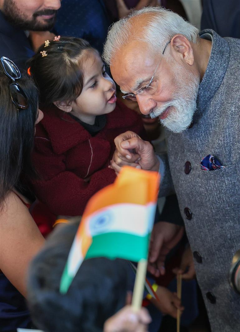 प्रधानमंत्री श्री नरेन्द्र मोदी का 15 दिसंबर 2025 को जॉर्डन के अम्मान स्थित एक होटल में भारतीय समुदाय द्वारा गर्मजोशी से स्वागत किया गया।:Prime Minister's Office प्रधानमंत्री श्री नरेन्द्र मोदी का 15 दिसंबर 2025 को जॉर्डन के अम्मान स्थित एक होटल में भारतीय समुदाय द्वारा गर्मजोशी से स्वागत किया गया।:Prime Minister