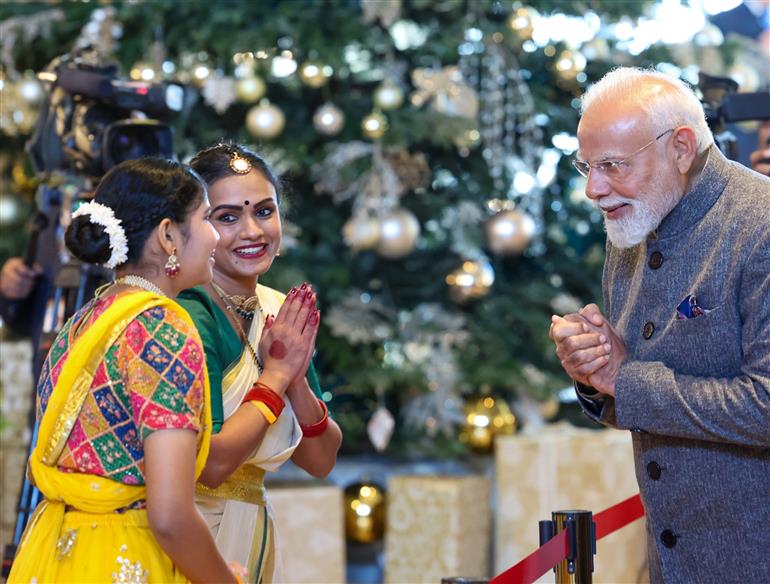 प्रधानमंत्री श्री नरेन्द्र मोदी का 15 दिसंबर 2025 को जॉर्डन के अम्मान स्थित एक होटल में भारतीय समुदाय द्वारा गर्मजोशी से स्वागत किया गया।:Prime Minister's Office प्रधानमंत्री श्री नरेन्द्र मोदी का 15 दिसंबर 2025 को जॉर्डन के अम्मान स्थित एक होटल में भारतीय समुदाय द्वारा गर्मजोशी से स्वागत किया गया।:Prime Minister