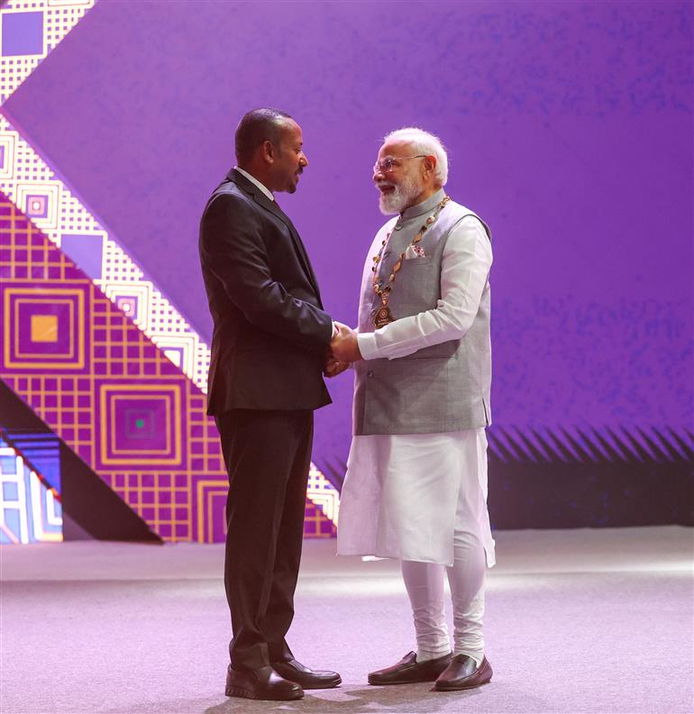 प्रधानमंत्री श्री नरेन्द्र मोदी को 16 दिसंबर 2025 को इथियोपिया के अदीस अबाबा में आयोजित पुरस्कार प्रदान समारोह के दौरान इथियोपिया के प्रधानमंत्री डॉ. अबी अहमद अली द्वारा देश के प्रतिष्ठित सम्मान ‘द ग्रेट ऑनर निशान ऑफ इथियोपिया’ से सम्मानित किया गया।:Prime Minister