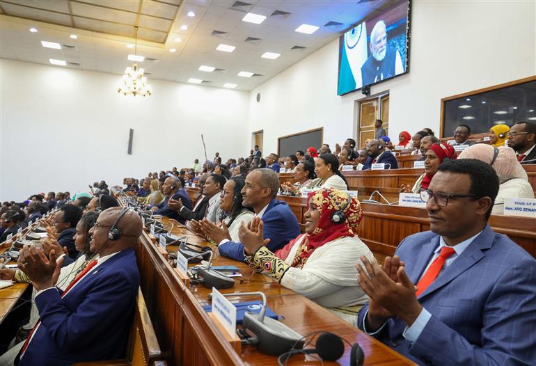 17 दिसंबर, 2025 को इथियोपिया के अदीस अबाबा में इथियोपियाई संसद में उपस्थित लोग। प्रधानमंत्री श्री नरेन्द्र मोदी ने संसद के संयुक्त सत्र को संबोधित किया।  :Prime Minister