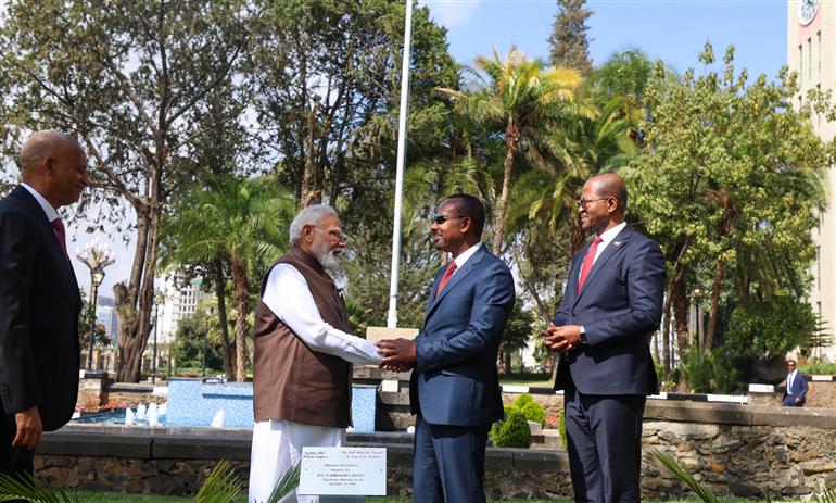 प्रधानमंत्री श्री नरेन्द्र मोदी 17 दिसंबर 2025 को इथियोपिया के अदीस अबाबा में इथियोपियाई संसद पहुँचे।:Prime Minister