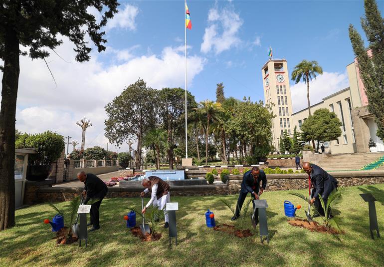 प्रधानमंत्री श्री नरेन्द्र मोदी ने 17 दिसंबर 2025 को इथियोपिया के अदीस अबाबा में ‘एक पेड़ माँ के नाम’ और इथियोपिया की ग्रीन लेगेसी पहल के तहत इथियोपियाई हाउस ऑफ पीपल्स रिप्रेज़ेंटेटिव्स परिसर में एक पौधा लगाया।:Prime Minister