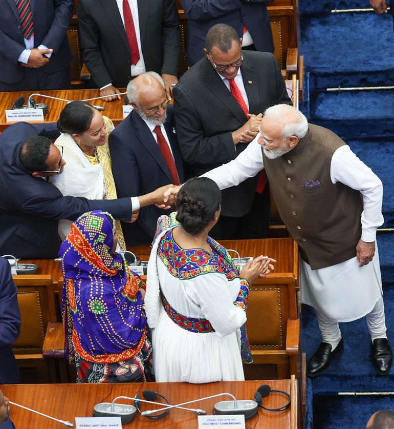 प्रधानमंत्री श्री नरेन्द्र मोदी 17 दिसंबर 2025 को इथियोपिया के अदीस अबाबा में इथियोपियाई संसद के संयुक्त सत्र को संबोधित करने पहुंचे।:Prime Minister