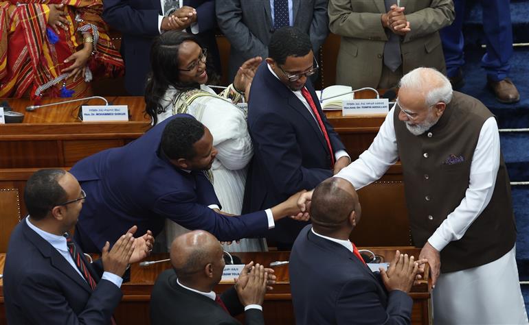 प्रधानमंत्री श्री नरेन्द्र मोदी 17 दिसंबर 2025 को इथियोपिया के अदीस अबाबा में इथियोपियाई संसद के संयुक्त सत्र को संबोधित करने पहुंचे।:Prime Minister