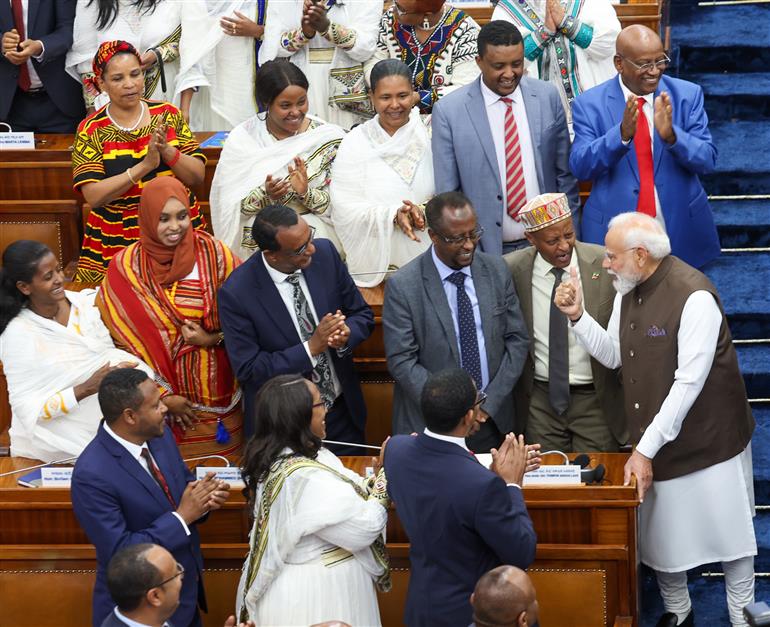 प्रधानमंत्री श्री नरेन्द्र मोदी 17 दिसंबर 2025 को इथियोपिया के अदीस अबाबा में इथियोपियाई संसद के संयुक्त सत्र को संबोधित करने पहुंचे।:Prime Minister