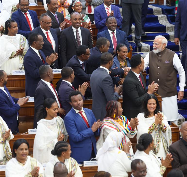 प्रधानमंत्री श्री नरेन्द्र मोदी 17 दिसंबर 2025 को इथियोपिया के अदीस अबाबा में इथियोपियाई संसद के संयुक्त सत्र को संबोधित करने पहुंचे।:Prime Minister