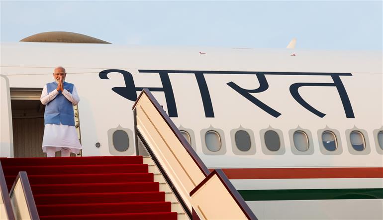 प्रधानमंत्री श्री नरेन्द्र मोदी का 17 दिसंबर 2025 को ओमान के मस्कट पहुंचने पर रस्मी स्वागत किया गया।:Prime Minister