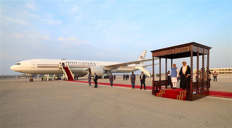 प्रधानमंत्री श्री नरेन्द्र मोदी का 17 दिसंबर 2025 को ओमान के मस्कट पहुंचने पर रस्मी स्वागत किया गया।:Prime Minister