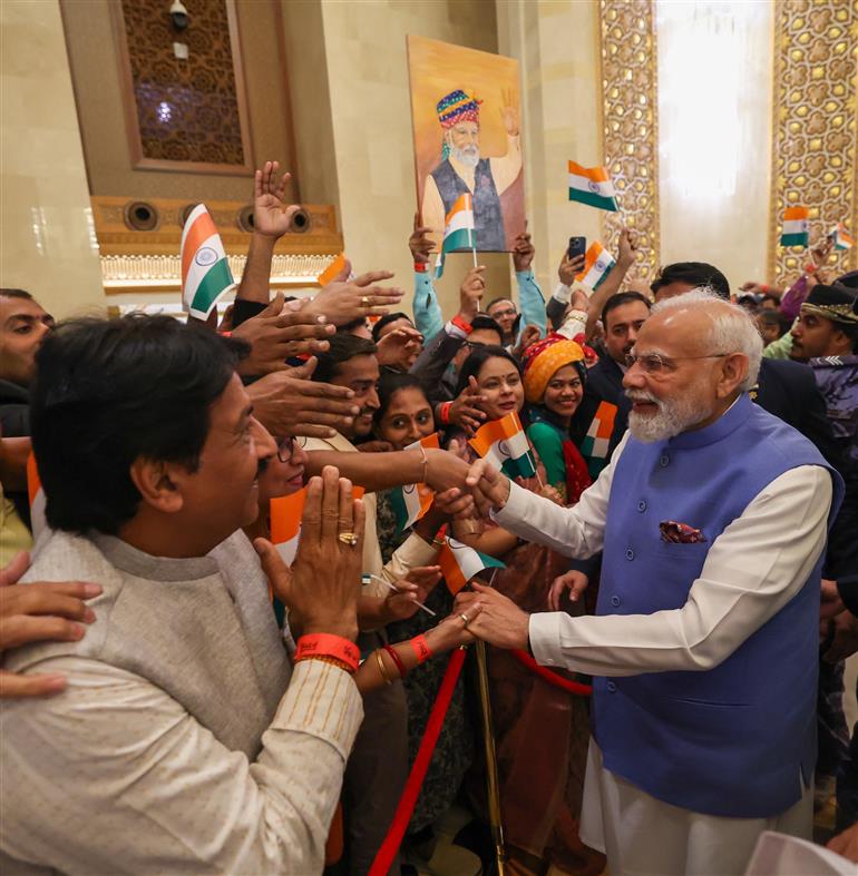 प्रधानमंत्री श्री नरेन्द्र मोदी का 17 दिसंबर 2025 को ओमान के मस्कट स्थित एक होटल पहुंचने पर भारतीय समुदाय द्वारा गर्मजोशी से स्वागत किया गया।:Prime Minister