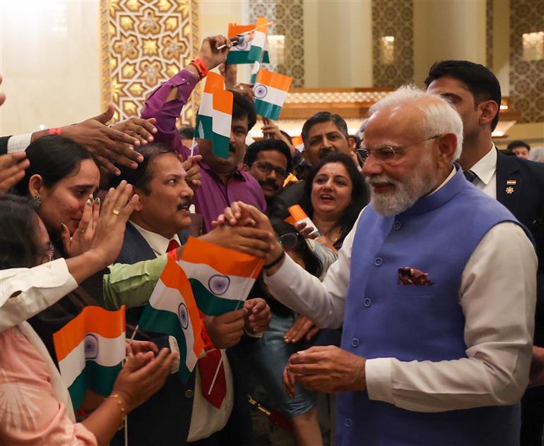 प्रधानमंत्री श्री नरेन्द्र मोदी का 17 दिसंबर 2025 को ओमान के मस्कट स्थित एक होटल पहुंचने पर भारतीय समुदाय द्वारा गर्मजोशी से स्वागत किया गया।:Prime Minister