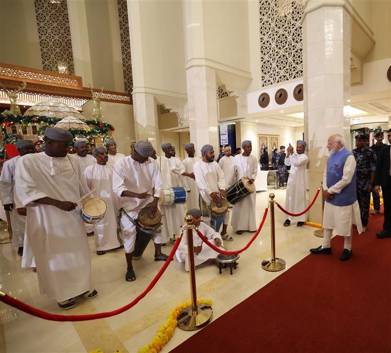 प्रधानमंत्री श्री नरेन्द्र मोदी का 17 दिसंबर 2025 को ओमान के मस्कट स्थित एक होटल पहुंचने पर भारतीय समुदाय द्वारा गर्मजोशी से स्वागत किया गया।:Prime Minister