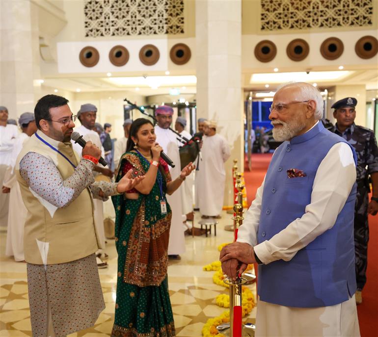 प्रधानमंत्री श्री नरेन्द्र मोदी का 17 दिसंबर 2025 को ओमान के मस्कट स्थित एक होटल पहुंचने पर भारतीय समुदाय द्वारा गर्मजोशी से स्वागत किया गया।:Prime Minister