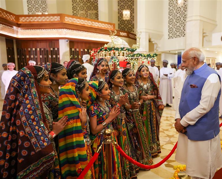 प्रधानमंत्री श्री नरेन्द्र मोदी का 17 दिसंबर 2025 को ओमान के मस्कट स्थित एक होटल पहुंचने पर भारतीय समुदाय द्वारा गर्मजोशी से स्वागत किया गया।:Prime Minister