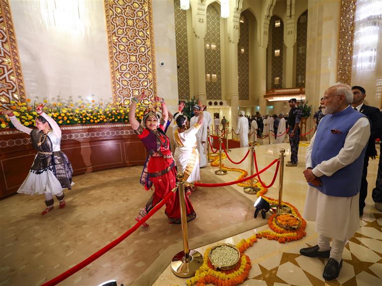 प्रधानमंत्री श्री नरेन्द्र मोदी का 17 दिसंबर 2025 को ओमान के मस्कट स्थित एक होटल पहुंचने पर भारतीय समुदाय द्वारा गर्मजोशी से स्वागत किया गया।:Prime Minister